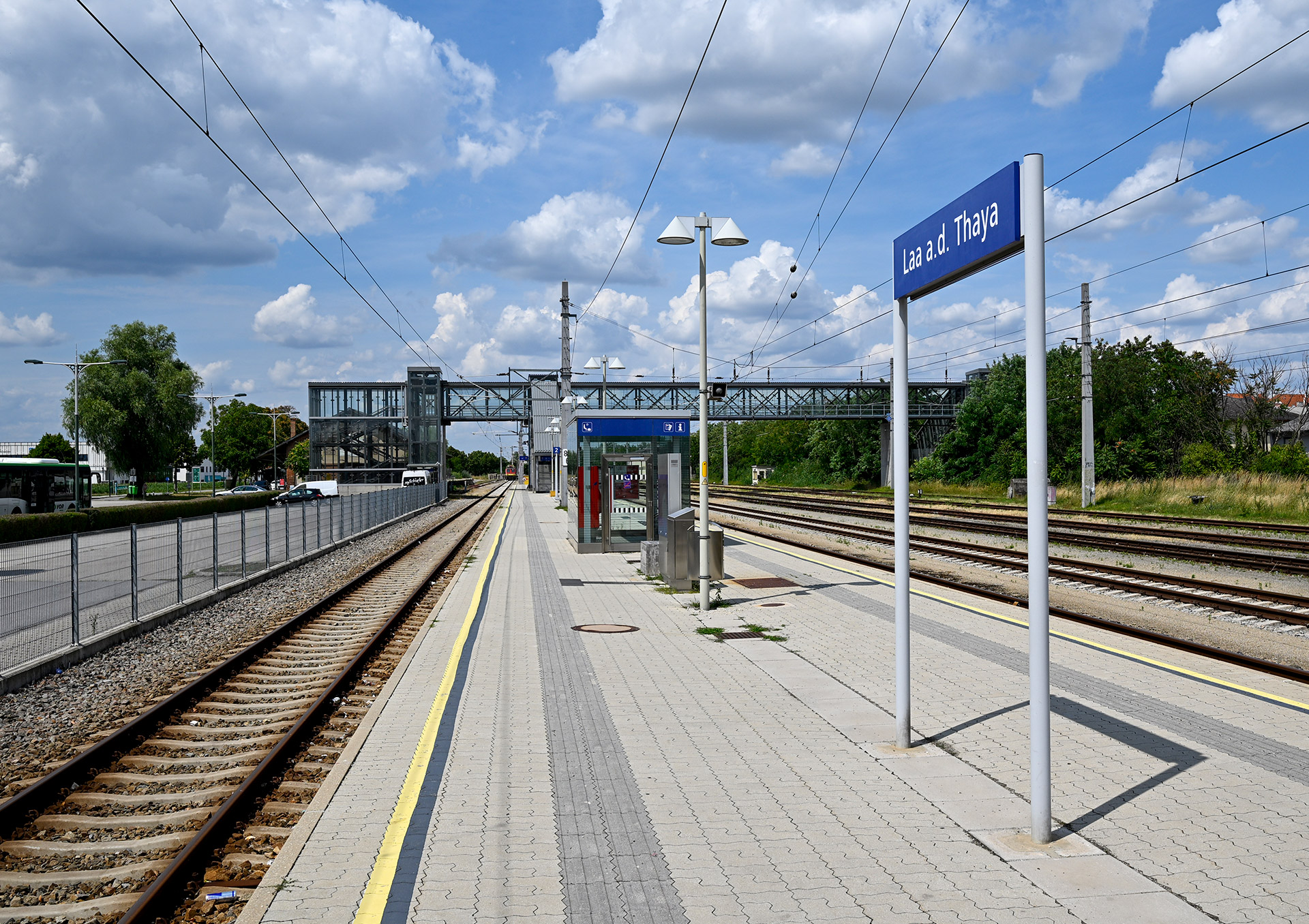 The Flats, Flatrate-Apartments Laa an der Thaya, Weinviertel, Fotografie des Bahnsteigs Laa an der Thaya.